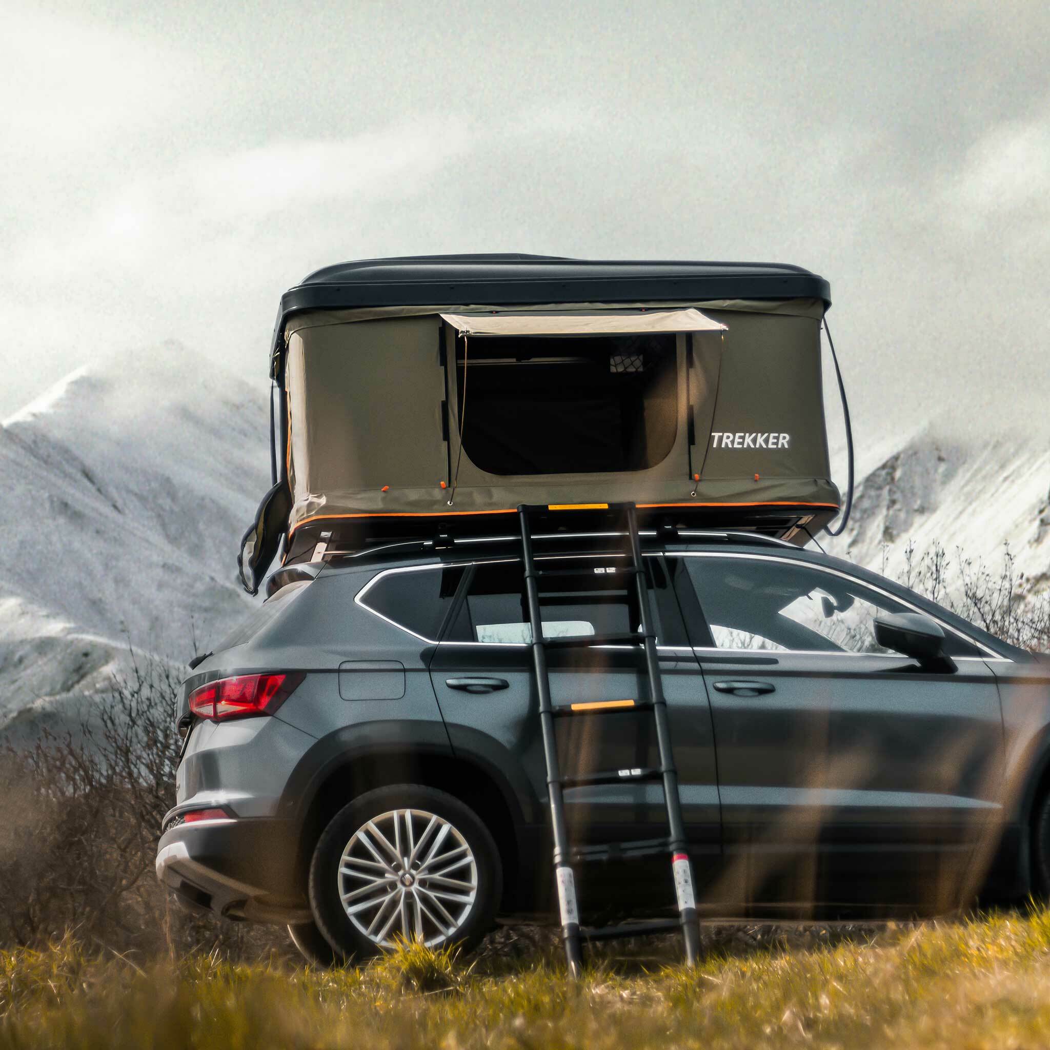 tenda-da-campeggio-per-auto-829pnj-1.jpg Trekker Tenda da tetto Hut M, grigia 2.159,00 EUR Nordic ProStore - immagine 1