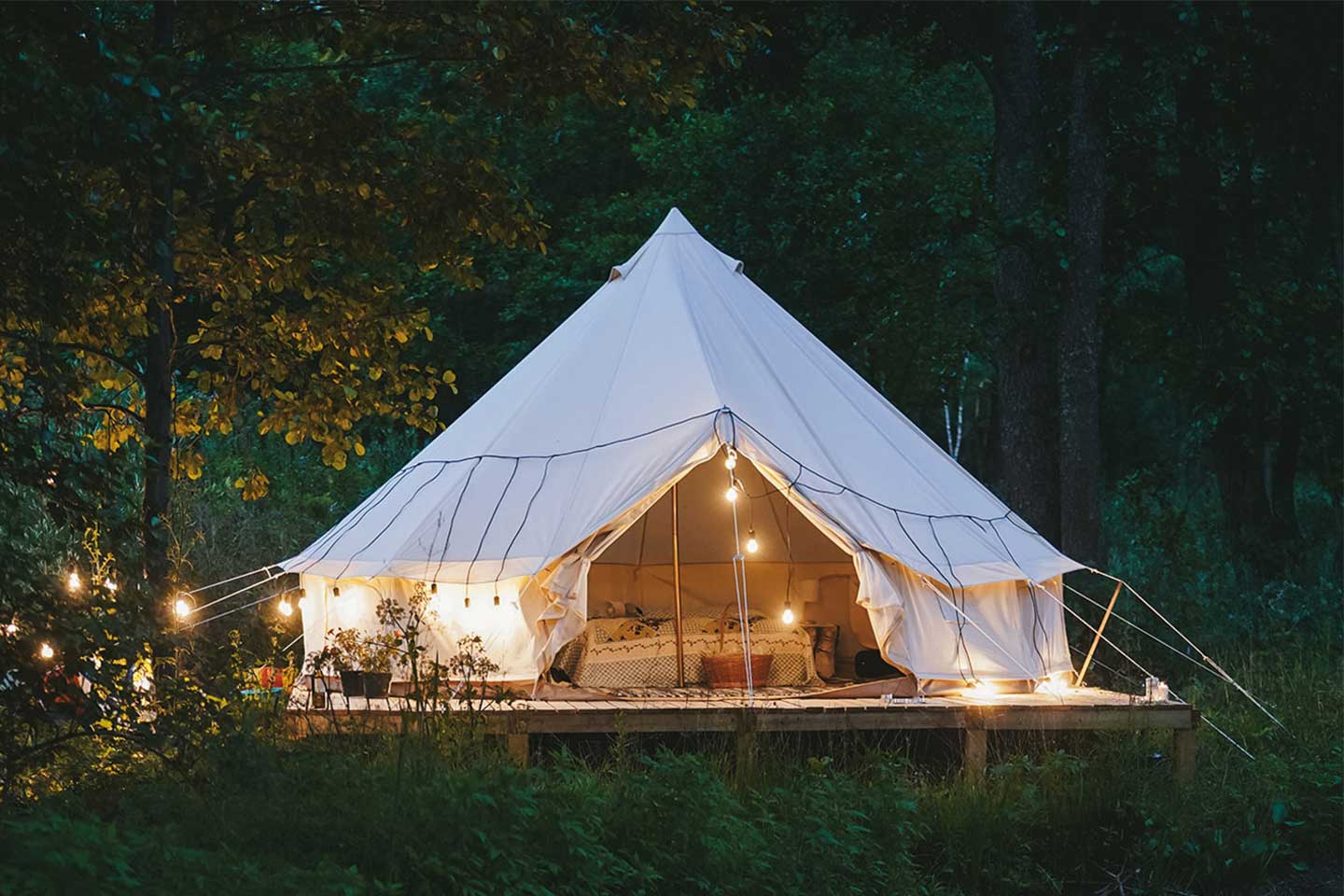 tenda-da-glamping-211ffr-1.jpg Tenda glamping: come arredare una tenda da campeggio in questo stile - immagine 1