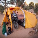 Mai più senza: la tenda da moto con garage inSella