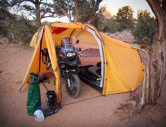 tenda-per-moto-219xmk-1.jpg Mai più senza: la tenda da moto con garage inSella - immagine 1