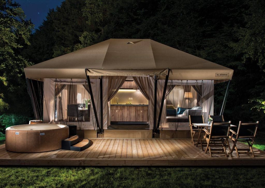 tende-da-campeggio-di-lusso-306zbu-1.jpg Glamping nella natura incontaminata: 19 indirizzi da prenotare subito | Architectural Digest Italia - immagine 1