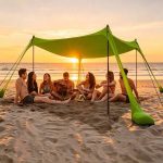 Tenda parasole da spiaggia verde per famiglie con pali di supporto per la stabilità, tenda parasole