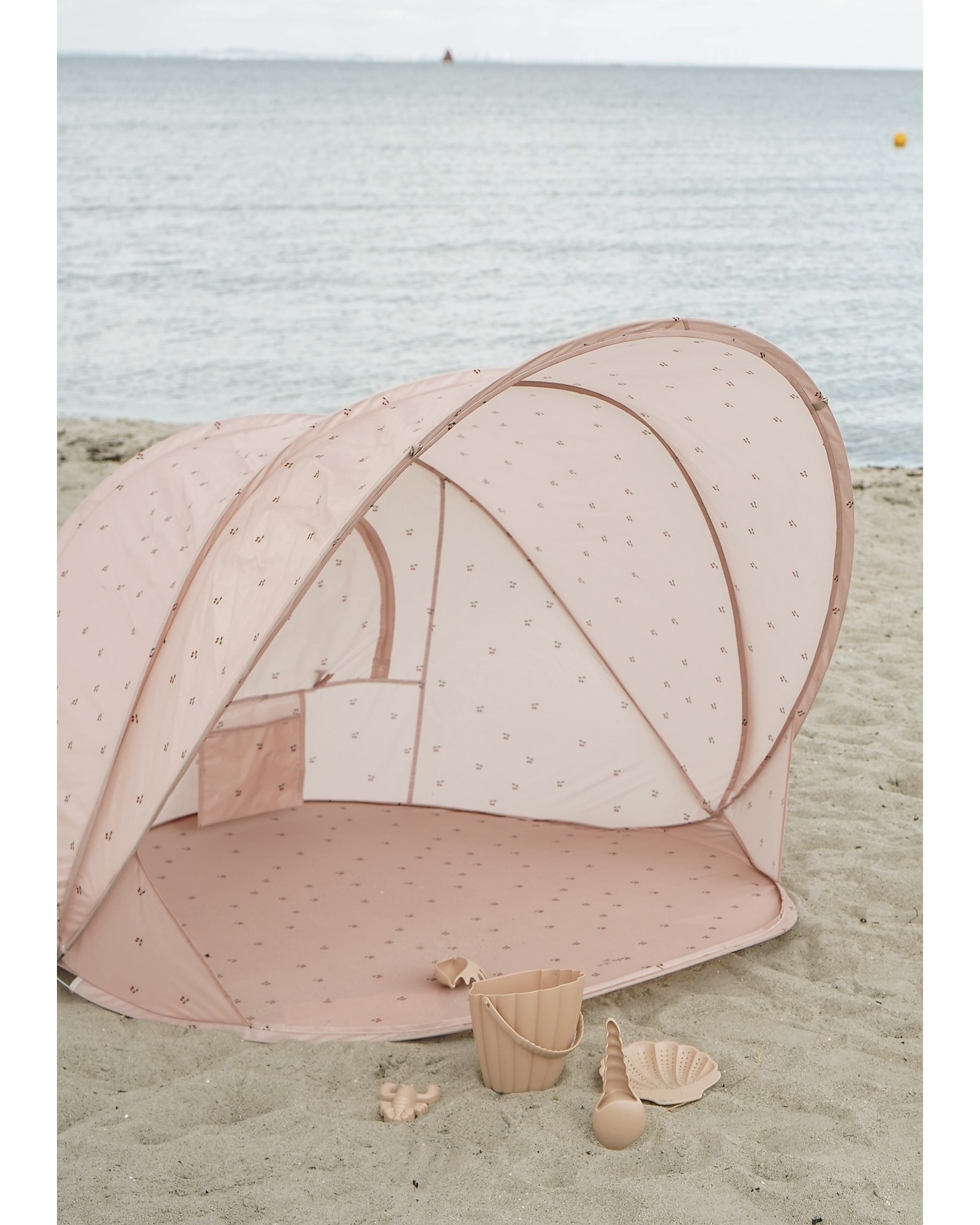tende-da-spiaggia-parasole-777oaq-1.jpg Konges Slojd Tenda da Spiaggia Anti UV Ciliegia Sistema Pop Up 125x125x110 cm bambina - immagine 1